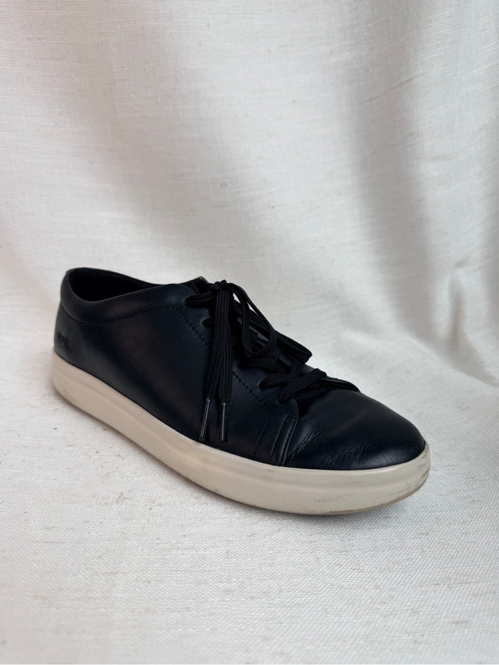 Vionic Winny low-top sneakers in classic black leather with contrasting ivory/wh